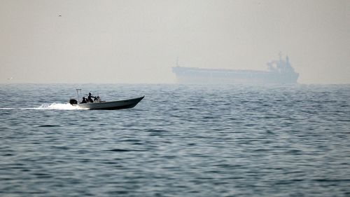Iranul a tras focuri de avertisment asupra navelor care încercau să traverseze Strâmtoarea Ormuz