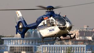 Un elicopter albastru „vânează” șoferii ieșeni care circulă neregulamentar / ”În fiecare zi dau amenzi pentru viteză și depășiri neregulamentare” / ”Nu știm planul de zbor sau perioada șederii aparatului de zbor la noi”