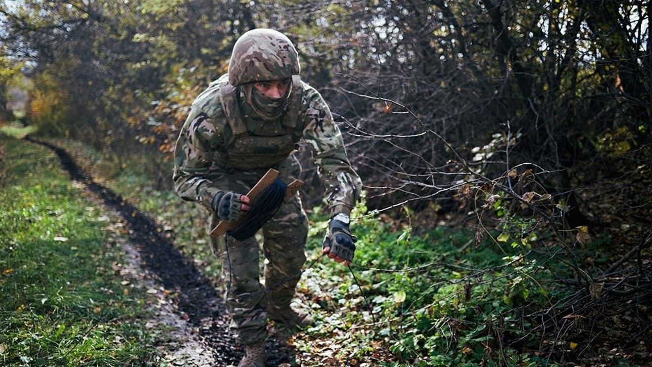 Militarii ucraineni exersează modalități de camuflaj în Marea Britanie