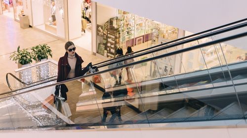 Știi de la cine cumperi când mergi la mall? Top 3 conglomerate din mass-market / Cine sunt Inditex, H&M Group și Abercrombrie & Fitch