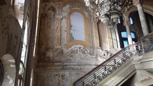 FOTOREPORTAJ din interiorul Cazinoului: Simbolul Constanței inaugurat de principele Ferdinand a ajuns o ruină după ce trei licitații au fost anulate și a patra este contestată