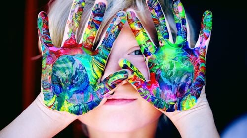 1 Iunie, cu vizite gratuite la muzeu și cadouri virtuale: Şotron online, spectacole de teatru animate, reduceri literare pentru copii