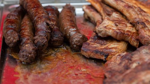 Crește prețul cărnii de porc în preajma Crăciunului / Procesator: “În ianuarie cumpăram cu 10,5 lei kg carcasă, acum iau cu 16 lei” / 80% din carnea pe porc provine din import