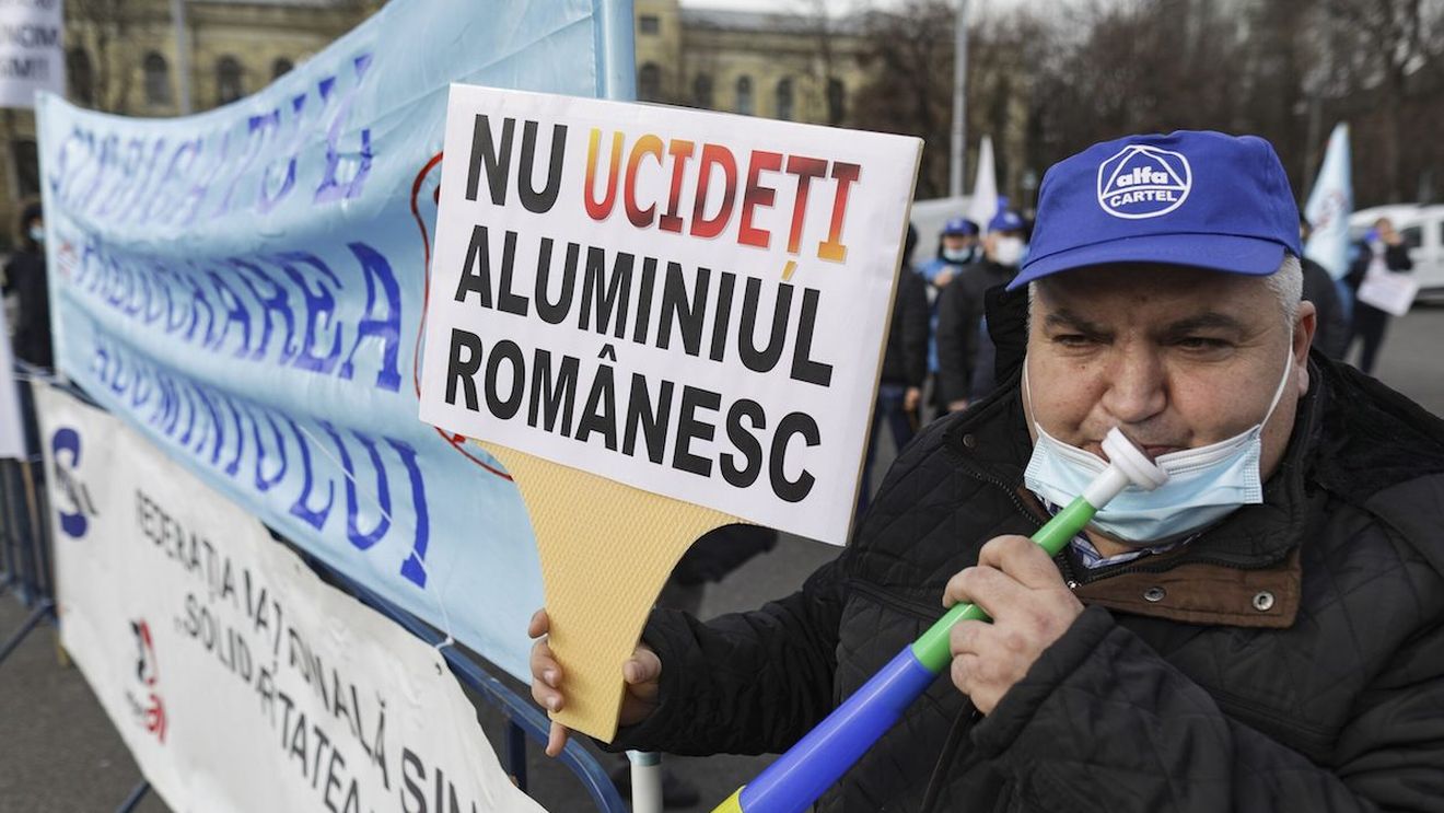 Angajații de la Alro Slatina ies în stradă / Se cere mărirea salariilor cu cel puțin 30%