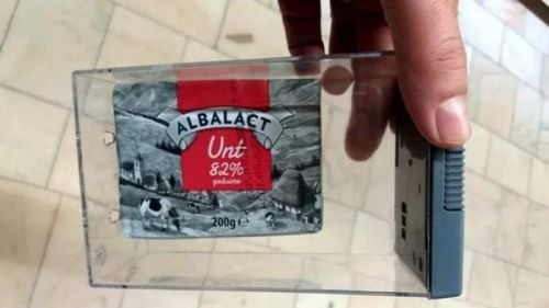 Untul și brânza au ajuns produse de lux: Se vând în unele magazine din țară cu sisteme antifurt