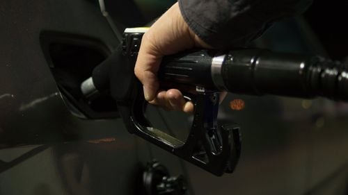 Petrom a ieftinit sâmbătă benzina și motorina cu 7 bani pe litru
