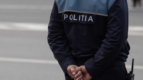Inscripții naziste și xenofobe, desenate cu vopsea albă într-un parc din centrul Devei/ Poliția a deschis dosar penal