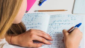 STUDIU: Matematica, disciplina la care fac meditație cei mai mulți elevi / Copiii nu înțeleg informațiile primite la școală, spun părinții / Circa o treime dintre elevii claselor V-XII fac meditații cu 300 de lei pe lună, în medie