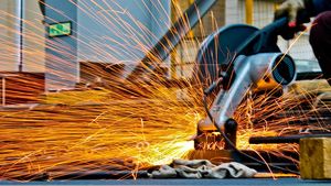 Statul pune la bătaie 288 de milioane de lei pentru firmele care investesc în modernizarea producției și digitalizare