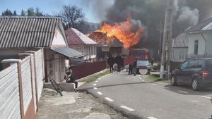 VIDEO UPDATE | Incendiul devastator din Soveja-Vrancea, localizat: aproape 30 de locuințe afectate, peste 300 de persoane evacuate / Jumătate dintre case, arse din temelii / RO-Alert emis