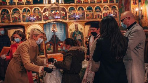 Campanie în biserică. Raluca Turcan împarte ajutoare pentru nevoiași, într-o biserică din Sibiu