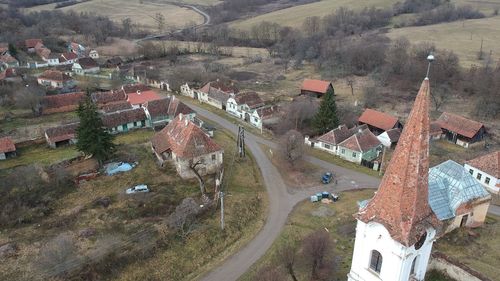 Un fake-news care anunță case cu 2.000 de lei lângă Sibiu blochează activitatea unei primării: oameni din toată țara sună să cumpere / Primar: ”Una e că nu înțeleg că nu e adevărat, dar ne și acuză că le ținem pentru noi”