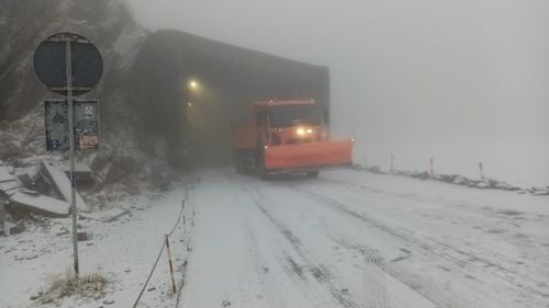 A nins în zona turistică Bâlea, unde drumarii au deszăpezit Transfăgărăşanul. De marți, drumul se închide între Bâlea Cascadă și Bâlea Lac