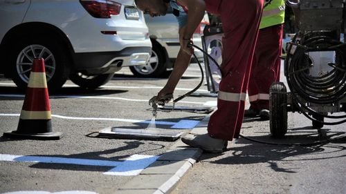 Primăria Capitalei propune menţinerea gratuităţii pentru autoturisme hibride în parcările de utilitate generală