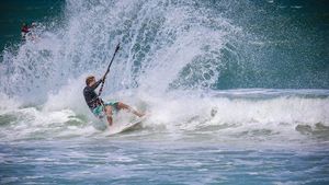 Două plaje din Sydney au fost închise după ce un delfin a fost atacat de rechini, iar evenimentele de surfing Ironman și Ironwoman au fost anulate