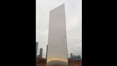 VIDEO Monolitul misterios reapare în Canada după un ''turneu european'', cu apariții inclusiv în România