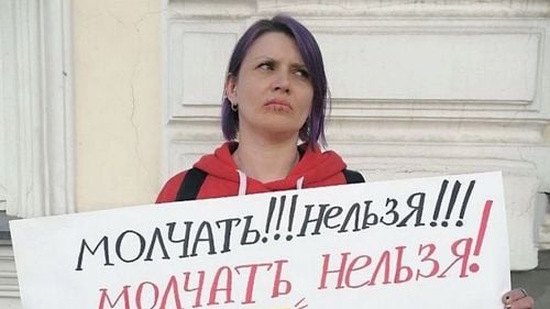 O femeie din Rusia și-a cusut gura în semn de protest față de invazia din Ucraina / A fost dusă la un spital de psihiatrie