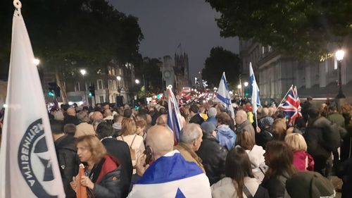 FOTO VIDEO Demonstrație împotriva antisemitismului în apropierea reședinței premierului Marii Britanii, din Downing Street / Câteva sute de persoane scandează "Ruşine!", "Acțiune, nu vorbe!"