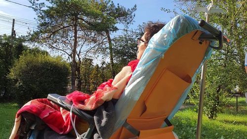 Iași: După 80 de zile la Terapie Intensivă, o femeie cu Covid-19 a ieșit pentru prima oară în curtea spitalului