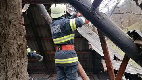 Un copac a căzut peste o casă în Apuseni și mai multe gospodării sunt inundate