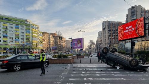 O mașină s-a răsturnat într-o intersecție din Sectorul 5/ Traficul este dirijat