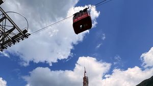 VIDEO: 16 turiști blocați în telecabina Bâlea, coborâți de salvamoniști