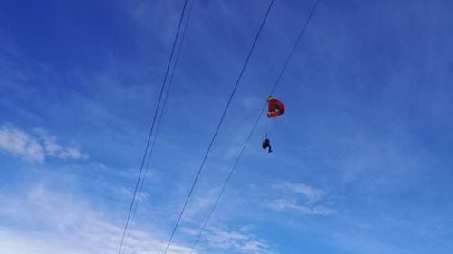 Parapantistul care s-a agățat în cablurile telecabinei din Poiana Braşov, multiple traumatisme la nivelul coloanei şi bazinului