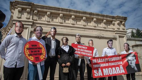 FOTO Protest Declic la Curtea Constituţională faţă de legea hidrocentralelor din ariile protejate
