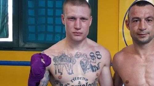 Un boxer a fost suspendat pentru că are tatuaje cu simboluri naziste / A fost descoperit după ce a pierdut un meci pentru titlul de campion al Italiei