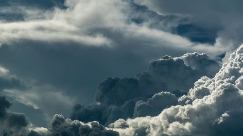 Prahova | Unul dintre copiii dispăruți a fost găsit, dar a murit. Operațiunile de căutare a celorlalți trei continuă dimineață