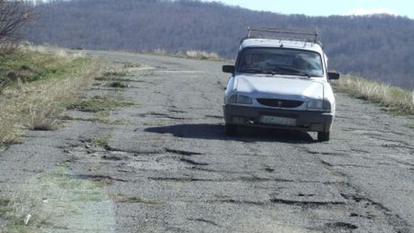 „Drumul Oaselor”, care leagă oraşul minier Berbeşti de comuna Popeştire, se redeschide după 20 de ani / A fost construit în anii '70 pentru camioanele din industria minieră / 450 de persoane ar fi decedat aici