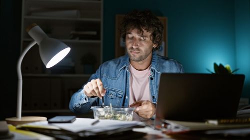 Momentul ideal pentru a lua cina dacă doriți să slăbiți, potrivit dieteticienilor și unui studiu / Ce pot face cei care se culcă târziu în noapte