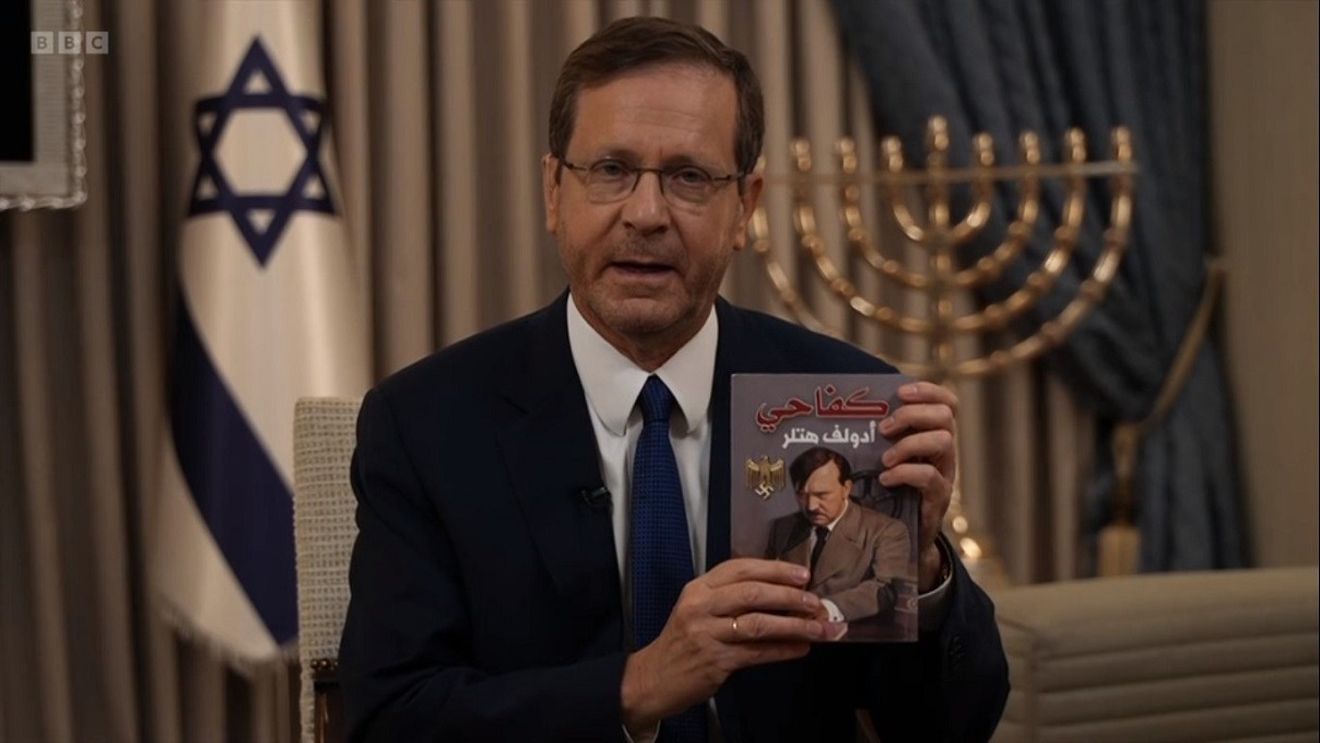 Președintele Israelului a prezentat un exemplar în arabă al "Mein Kampf", despre care a spus că a fost găsit asupra unui terorist Hamas