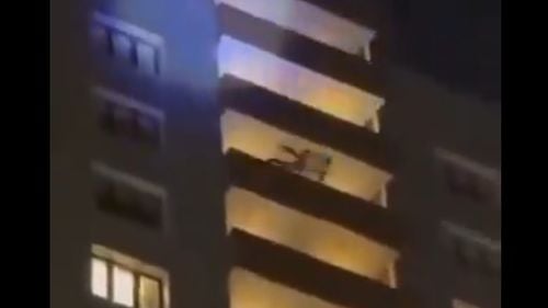 Un Moş Crăciun din Rusia cade în gol de la peste 20 de etaje şi moare în faţa asistenţei, inclusiv a soţiei şi copiilor săi. Voia să impresioneze copiii din bloc