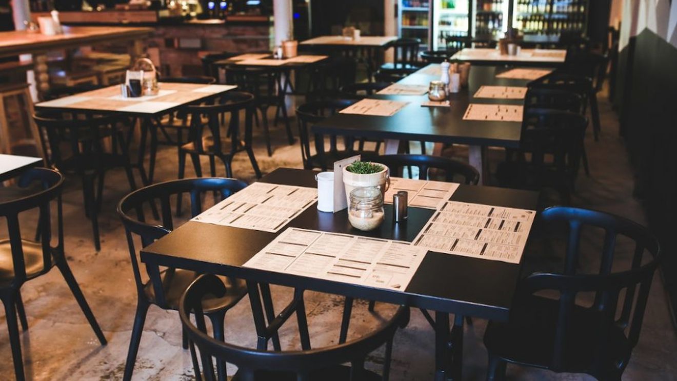 BREAKING Restaurantele, cafenelele, cinematografele, teatrele, sălile de spectacol din București se închid / Purtarea măștilor devine obligatorie în apropierea școlilor (document)