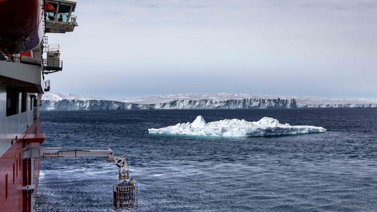 FOTO Cercetători australieni au descoperit un canion glaciar în Antarctica