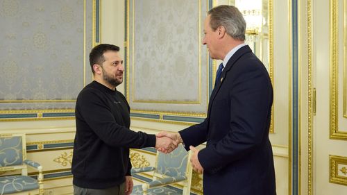 VIDEO David Cameron, proaspăt numit ministru de Externe, în vizită la Kiev: „Vom continua să vă oferim sprijinul moral, diplomatic, economic, dar mai presus de toate militar”