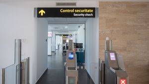 Reguli noi pentru lichidele transportate în bagajele de mână, la aeroporturile Otopeni și Băneasa. Sunt permise recipiente de până la doi litri