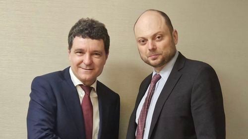 Nicușor Dan, întâlnire cu opozantul rus Vladimir Kara-Murza, un critic proeminent al lui Vladimir Putin: “Onorat să mă întâlnesc cu președintele ales al României”