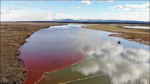 VIDEO Vladimir Putin a declarat stare de urgenţă după ce mii de tone de petrol s-au vărsat într-un râu siberian