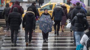 Vreme rece în Bucureşti, cu ploi şi lapoviţă până miercuri dimineaţa