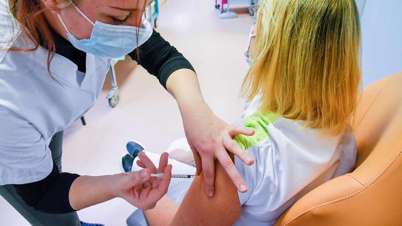 Doar 47.000 de persoane vaccinate anti-COVID în ultimele 24 de ore, 230 de reacții adverse