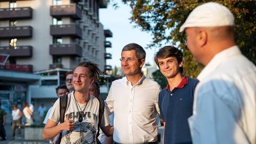 Dan Barna o provoacă pe Viorica Dăncilă la o dezbatere electorală în stradă la Iași, după ce lidera PSD l-a acuzat că  evită contactul direct cu românii