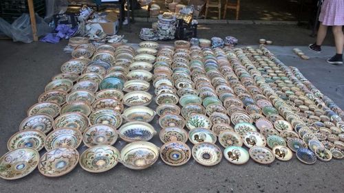 Românilor le este tot mai greu să deosebească oalele autentice de lut de falsurile făcute de chinezi / În România nu există legi care să protejeze produsul autentic şi meşteşugarii