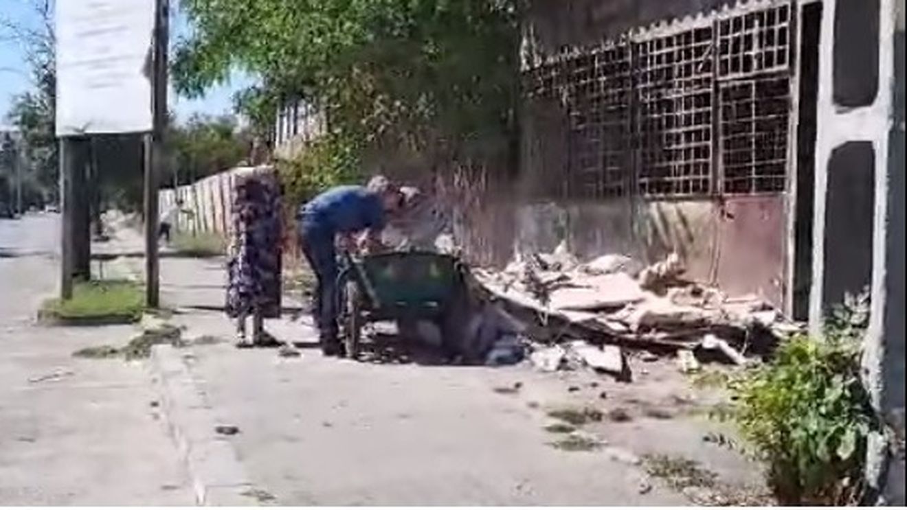 VIDEO Autoritățile au amendat cu 30.000 de lei o femeie care a aruncat moloz pe domeniul public din Craiova/ Femeia și muncitorii au fost înregistrați video de localnici