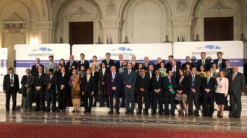 Comisarul european pe Educație, poză fără Andronescu de la Reuniunea miniștrilor la București, după ce aceasta i-a lăsat să aștepte în picioare la poza finală