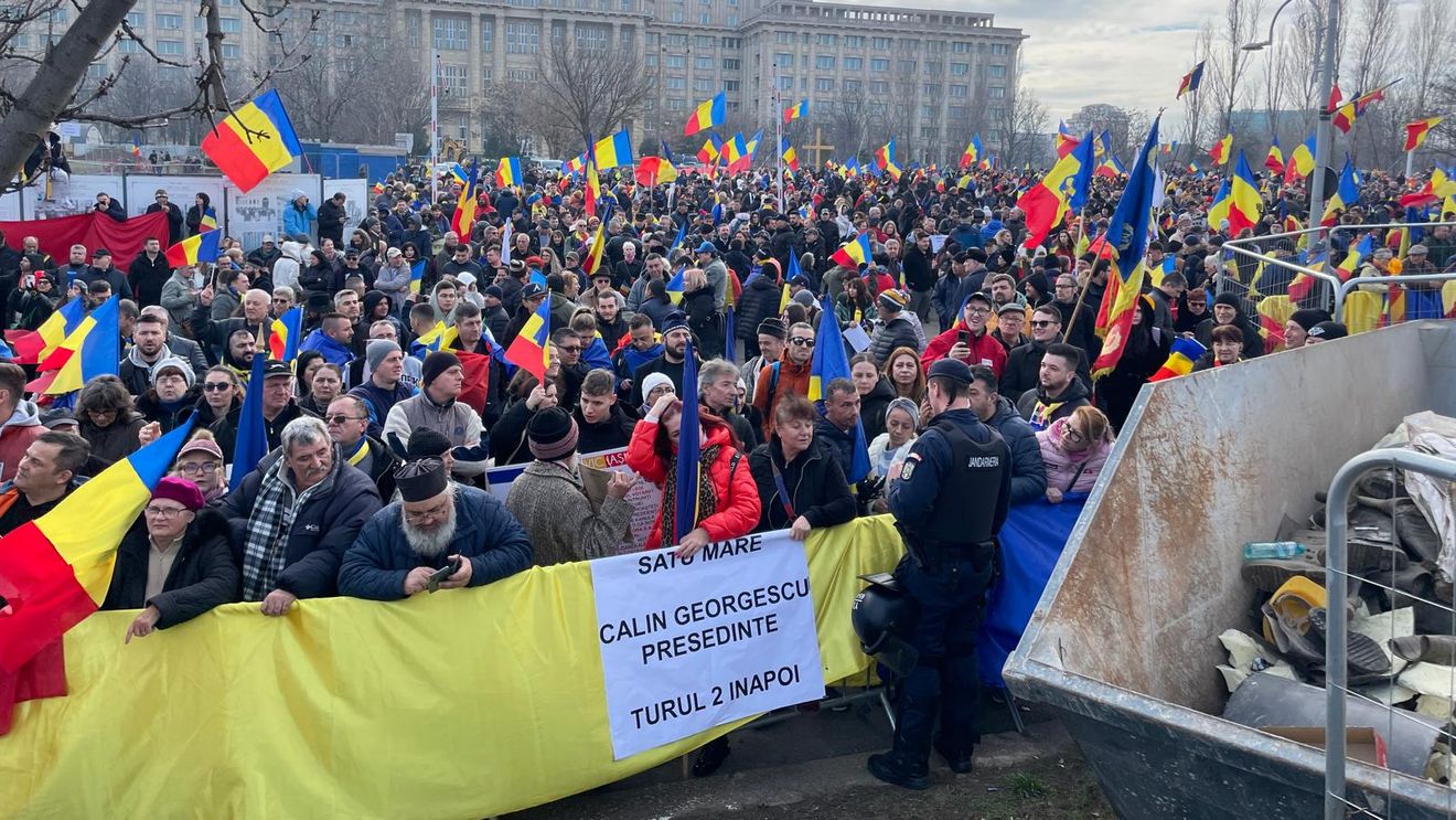 Bărbatul reţinut după ce a atacat maşina postului Antena 1 la mitingul din Bucureşti a fost plasat sub control judiciar/ Parchet: Pentru fapta sa nu poate fi dispusă o altă măsură preventivă mai severă