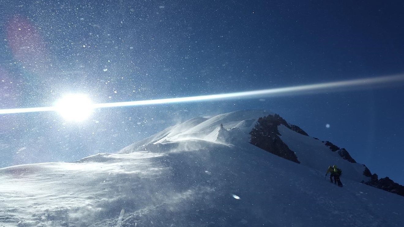 Un alpinist român a murit după ce a căzut pe traseul din masivul Mont Blanc
