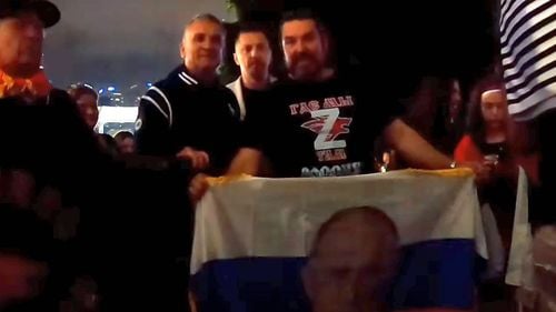 Tatăl lui Novak Djokovic, alături de steagul cu Vladimir Putin, în Australia: ”Trăiască rușii!” / Srdjan Djokovic a fost filmat în timp ce se fotografia cu câțiva susținători ai lui Putin, care purtau tricoul cu litera „Z” / Reacția ambasadorului Ucrainei 