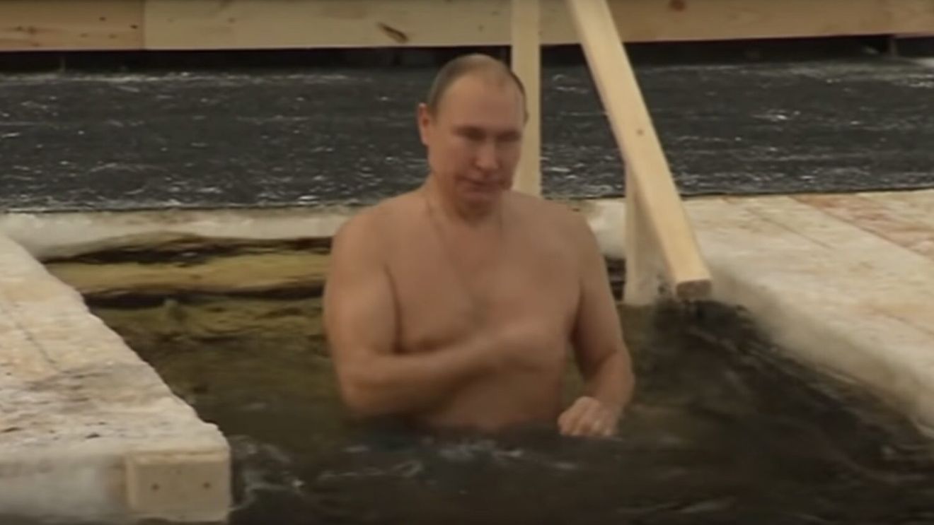 Putin s-a scufundat vineri într-un bazin cu apă rece ca gheaţa, pentru a marca tradiționala Bobotează